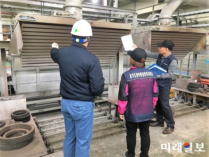 경기도광역환경관리사업소 단속원들이 김포지역 미세먼지 사업장을 점검하고 있다./사진=경기도 제공