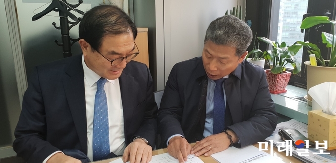 서대석 광주 서구청장은 16일 중앙부처와 국회를 차례로 방문, 서구의 핵심사업 추진을 위한 2019년도 국비 지원을 요청했다. 사진은 남평오 총리실 민정실장에게 KT&G상상마당 국제교류센터 유치 계획을 설명하고 있는 서대석 광주 서구청장 / 사진=서구청 제공
