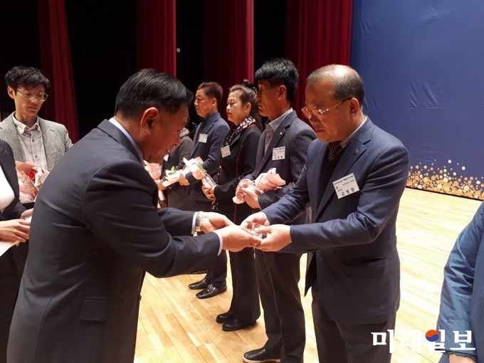 지난 15일 김병환 도원건설 대표가 전라남도자원보사센터 이사장 표창을 받고 있다. / 사진=강진군 제공