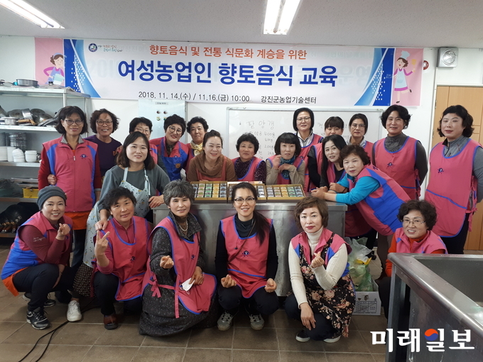 지난 14일 강진군조리실습실에서 향토음식교육을 실시하고 기념촬영을 하고 있다. / 사진=강진군 제공