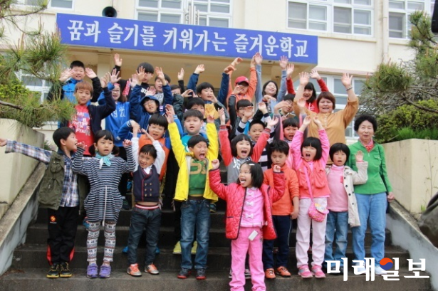강진 옴천초등학교가 강진군과 지역교육청, 지역주민의 관심과 노력으로 지속적으로 도시 유학생이 늘고 있다. / 사진=강진군 제공