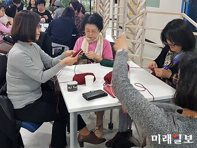서울시50플러스재단 나눔 캠페인 뜨개질 활동에 참여한 50+자원봉사자들이 손 뜨개질을 하고 있다./사진=서울시50플러스재단 제공
