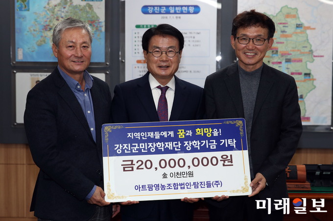 지난 16일 탐진들(주) 김종운 대표와 아트팜영농법인 명동주 대표가 이승옥 강진군수에게 장학금을 기탁하고 기념촬영 하고 있다. / 사진=강진군 제공