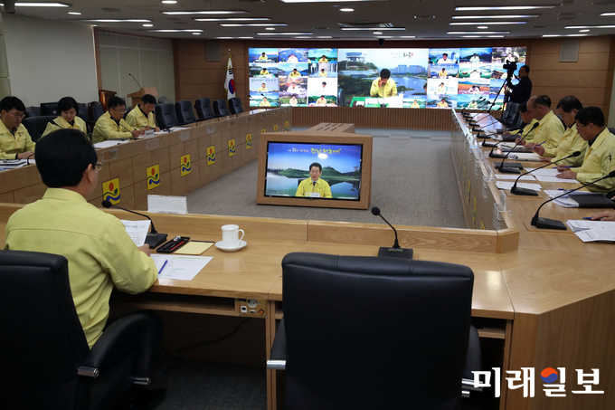 김영록 전남도지사가 19일 오전 도청에서 AI특별방역대책상황점검 영상회의를 주재하고 있다. 시군 부단체장들이 참여한 이날 회의에서 김 지사는, “겨울 철새가 도래하고 야생조류 분변에서 저병원성 AI가 지속적으로 검출되고 있다. 농가가 책임의식을 갖고 ‘농장주변 석회석 살포, 축사매일소독, 외부인 출입차단’ 등 농장단위 책임방역에 힘쓰도록 공직자들이 적극 나서 격려하고 홍보해 달라.“고 당부했다. / 사진=전남도 제공