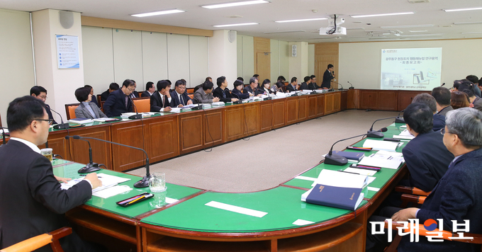 광주 동구가 19일 재난유형별 현장조치 행동매뉴얼 용역을 완료하고 구청 3층 상황실에서 최종보고회를 개최했다. / 사진=동구청 제공