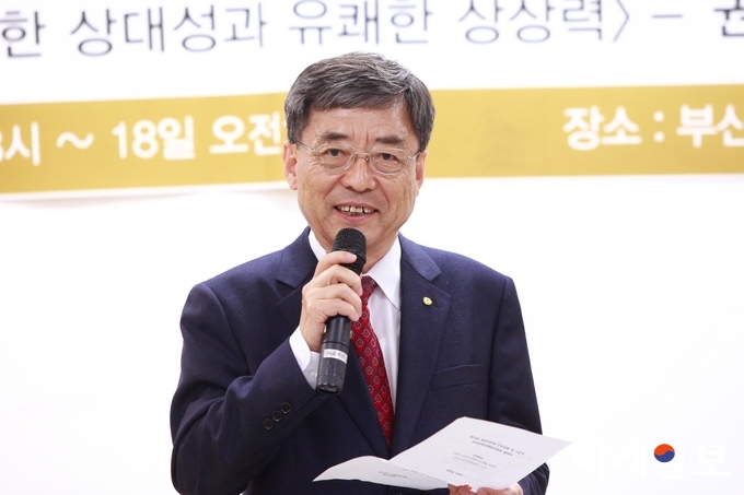 17일 오후 부산역사 5층 512호 회의실에서 열린 문학신문사 선정 우수잡지인 계간 에세이문예사 주최 '제16회 에세이문예 전국대회 및 한국문학세계화위원회 발대식'에서 이광복 사단법인 한국문인협회 부이사장이 축사를 하고 있다./사진=장건섭 기자