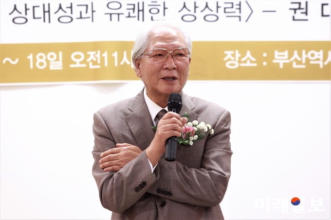 17일 오후 부산역사 5층 512호 회의실에서 열린 문학신문사 선정 우수잡지인 계간 에세이문예사 주최 '제16회 에세이문예 전국대회 및 한국문학세계화위원회 발대식'에서 최상윤 전 부산예총 회장이 격려사를 하고 있다./사진=장건섭 기자