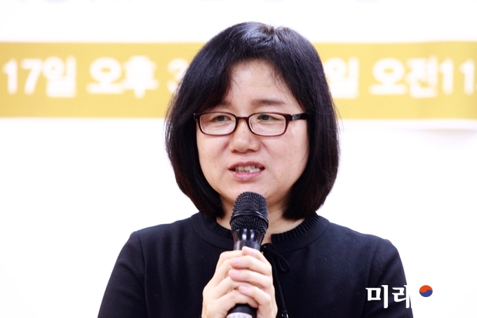 17일 오후 부산역사 5층 512호 회의실에서 열린 문학신문사 선정 우수잡지인 계간 에세이문예사 주최 '제16회 에세이문예 전국대회 및 한국문학세계화위원회 발대식'에서 제1회 한영문학상 수상자로 선정된 송명화 수필가가 수상식 직후 수상소감을 밝히고 있다./사진=장건섭 기자