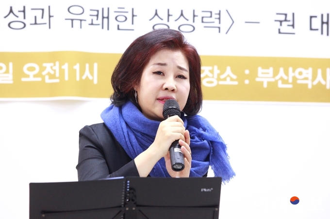 17일 오후 부산역사 5층 512호 회의실에서 열린 문학신문사 선정 우수잡지인 계간 에세이문예사 주최 '제16회 에세이문예 전국대회 및 한국문학세계화위원회 발대식'에서 성명순 시인이 자작시 '코스모스 같은 에세이문예'의 축하 시낭송을 하고 있다./사진=장건섭 기자