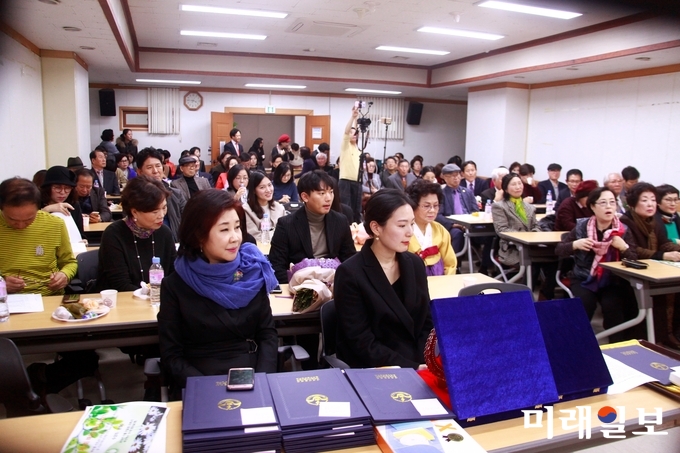 17일 오후 부산역사 5층 512호 회의실에서 열린 문학신문사 선정 우수잡지인 계간 에세이문예사 주최 '제16회 에세이문예 전국대회 및 한국문학세계화위원회 발대식'이 열리고 있다./사진=장건섭 기자