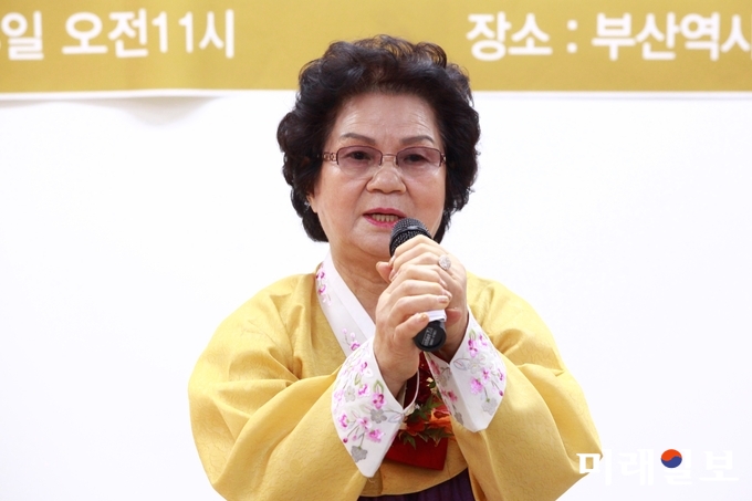 17일 오후 부산역사 5층 512호 회의실에서 열린 문학신문사 선정 우수잡지인 계간 에세이문예사 주최 '제16회 에세이문예 전국대회 및 한국문학세계화위원회 발대식'에서 '제2회 해인문학상' 수상자인 권정순 수필가가 수상식 직후 수상소감을 밝히고 있다./사진=장건섭 기자