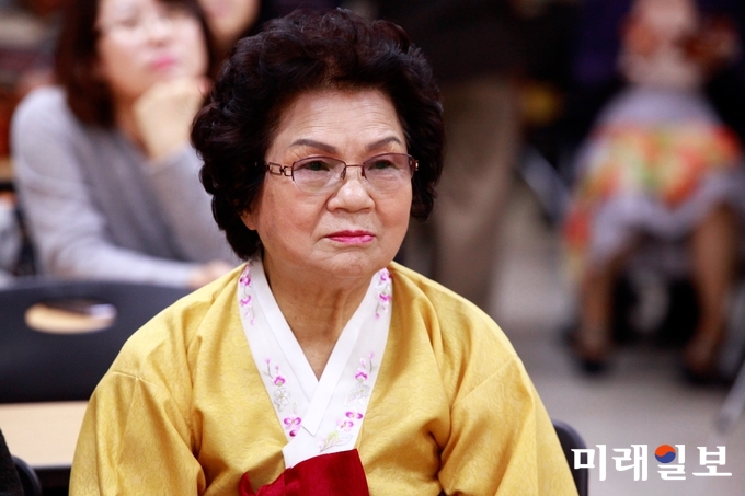 17일 오후 부산역사 5층 512호 회의실에서 열린 문학신문사 선정 우수잡지인 계간 에세이문예사 주최 '제16회 에세이문예 전국대회 및 한국문학세계화위원회 발대식'에서 '제2회 해인문학상' 수상자인 권정순 수필가가 수상식에 참석하고 있다./사진=장건섭 기자