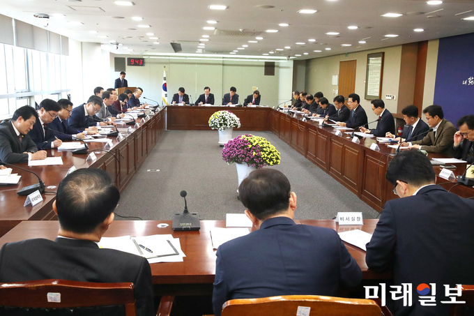 김영록 전남도지사가 20일 오전 도청 서재필실에서 실국장 정책회의를 주재하고 있다. / 사진=전남도 제공