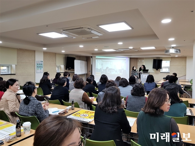 수원시 복지허브화추진단 관계자가 16일 시립·직장 어린이집 원장을 대상으로 복지 사각지대 발굴교육을 하고 있다./사진=수원시 제공