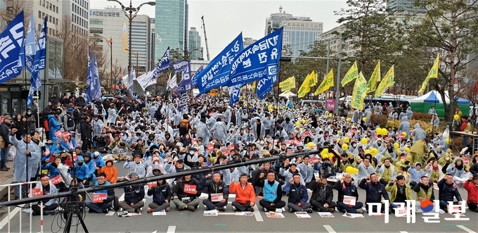 민주노총 수도권 지역 조합원들이 21일 오후 3시 서울 여의도 국회 앞에서 탄력근로제 기간확대를 반대하며 총파업 대회를 개최하고 있다./사진=김정현 기자