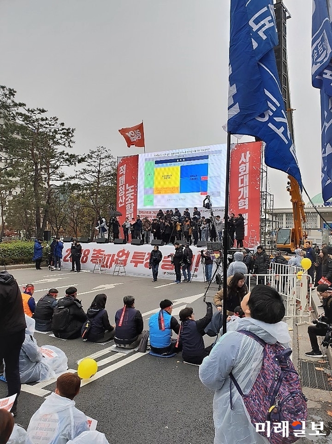민주노총 수도권 지역 조합원들이 21일 오후 3시 서울 여의도 국회 앞에서 탄력근로제 기간확대를 반대하며 총파업 대회를 개최하고 있다./사진=김정현 기자