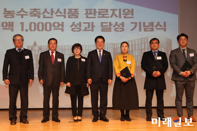 농수축산식품 판로지원 매출액 1,000억원 성과달성 기념식이 21일 여수세계박람회장 그랜드홀에서 열린 가운데 김영록 전남도지사가 유공자 표창후 기념촬영하고 있다. / 사진=전남도 제공