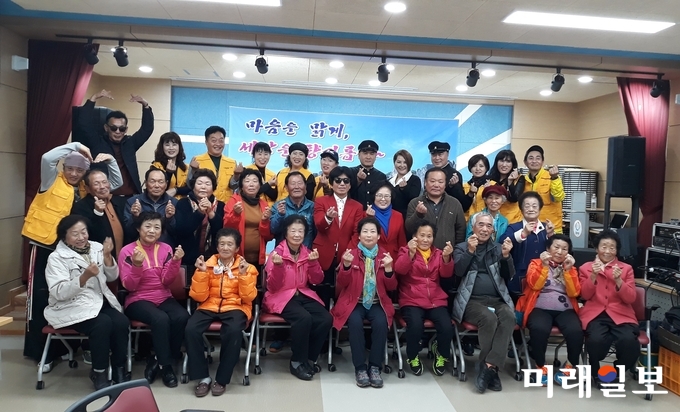 지난 17일 전남 강진군 성전면 행복문화관에서 성전면 노인일자리 근로 어르신과 성전면 어르신을 위한 위로잔치가 열렸다. / 사진=강진군 제공