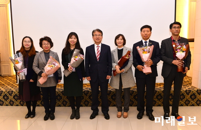 광주광역시는 21일 동구 한 식당에서 5개 자치구 보건소, 통합건강증진사업 지원단 자문교수 등 180여 명이 참석한 가운데 ‘지역사회통합건강증진사업 워크숍’을 개최했다. 유공자 표창 후 기념촬영 / 사진=광주시 제공