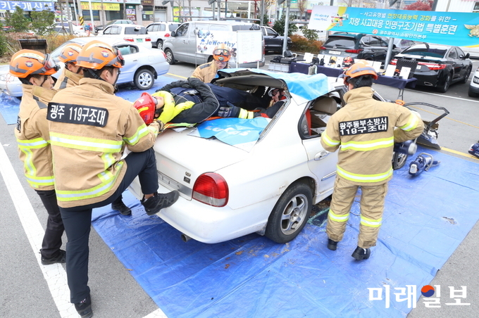 광주광역시 소방안전본부는 21일 광산구 쌍암동 119특수구조단에서 구조대원 30여 명이 참석한 가운데 차량 사고대응 인명구조 훈련을 실시했다. / 사진=광주시 제공