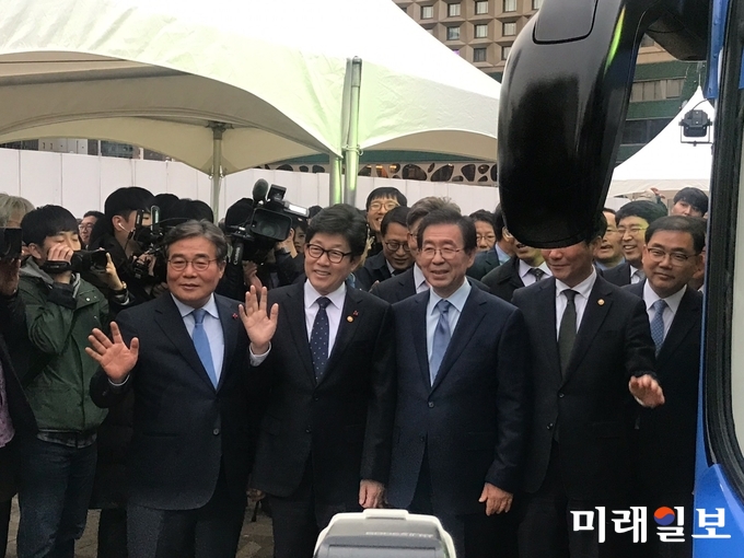 광주광역시는 21일 오후 서울 플라자호텔에서 정부 관계부처, 국회, 지자체, 제작사와 함께 수소버스 시범사업 MOU를 체결하고 내년 수소버스 시범사업의 성공적인 추진과 향후 수소버스 보급 확산을 위해 상호 긴밀히 협력하기로 했다. / 사진=광주시 제공