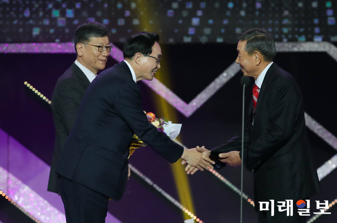 2018 좋은이웃 밝은동네 시상식에서 전남 강진군 성전 달빛한옥마을이 으뜸상을 수상했다. / 사진=강진군 제공