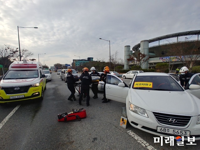 광주시가 21일 오후에 서구 상무시민로 도로에서 서부경찰, 서부소방, 5개 자치구, 종합건설본부, 자율방재단 등 10개 기관 90여 명이 참여한 가운데 견인차, 제설차, 구급차 등 차량과 장비 24대를 동원해 ‘폭설대응 교통소통 유관기관 합동훈련’을 실시했다. / 사진=광주시 제공