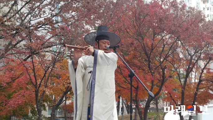 퓨전국악가수 오목대의 대금연주 모습 / 사진=이중래 기자