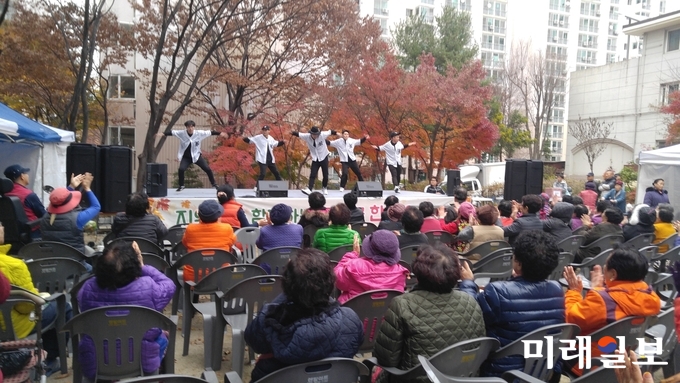 5인조 비보이 댄스그룹 잭팟크루의 공연 모습 / 사진=이중래 기자