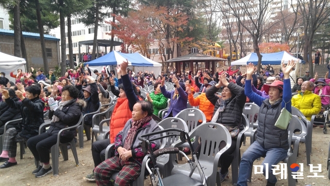 출연진의 공연에 열광하는 지역주민들 / 사진=이중래 기자