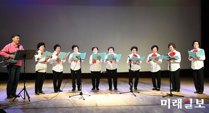 광주 서구가 지난 21일 오후 1시 서구문화센터 2층 공연장에서 어울림 시니어 축제를 개최했다. / 사진=서구청 제공