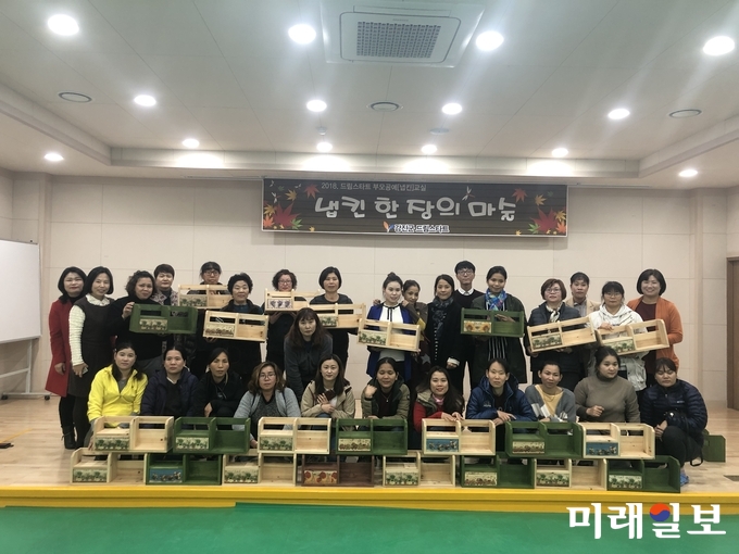 지난 15일 청소년문화의집에서 드림스타트 부모공예교실을 개최했다. / 사진=강진군 제공
