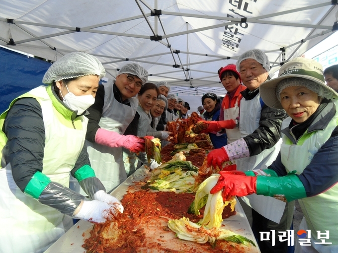 광주 광산구 월곡1동 행정복지센터와 동 사회단체가 김장김치 100박스를 담가 돌봄이웃과 사회복지시설에 전달했다. / 사진=광산구 제공