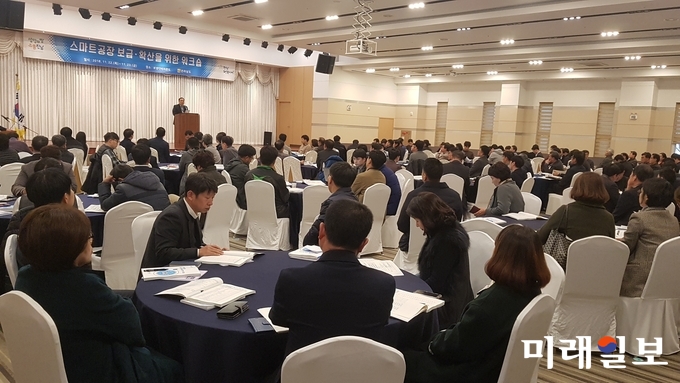 전라남도는 중소벤처기업들이 스마트공장 보급․확산을 통해 4차 산업혁명에 대응하도록 23일까지 이틀간 보성 다비치콘도에서 스마트공장 워크숍을 개최한다. / 사진=전남도 제공