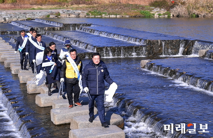 이용섭 광주광역시장이 22일 오전 서구 광천동 광암교 인근 둔치에서 열린 '시민참여형 광주천 가꾸기 발대식'에 참석해 행사를 마친 뒤 기관·단체장들과 광주천 일대에서 환경 정화활동을 벌이고 있다./사진=광주시 제공