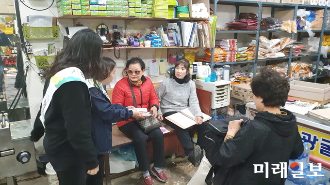 광주광역시 동구선거관리위원회는 지난 23일 우리 지역의 대표 전통시장인 대인,남광주시장 2곳에서 방문한 시민 및 상인들을 대상으로 “기부행위 상시제한 안내와 소액다수의 정치후원금 활성화”를 위한 홍보 캠페인을 개최했다. / 사진=광주동구선관위 제공