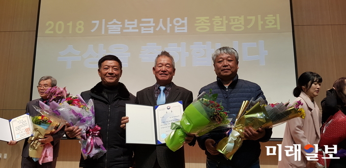 지난 22일 강진딸기육묘연구회가 최우수 농산물 생산단지에 선정 수상하고 있다. / 사진=강진군 제공