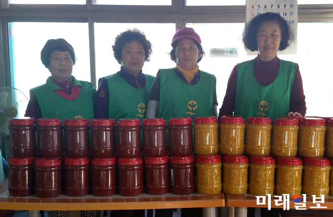 전남 강진군 마량면 새마을부녀회는 지난 22일 각 마을 경로당을 방문해 직접 담근 유자청을 전달하고 동절기를 맞아 어르신들의 안부를 전하는 따뜻한 시간을 가졌다. / 사진=강진군 제공