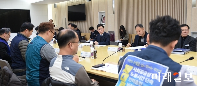 김진흥 경기도 행정2부지사 등이 전국민주노동조합총연맹 경기도본부 관계자들과 정책협의를 하고 있다./사진=경기도 제공