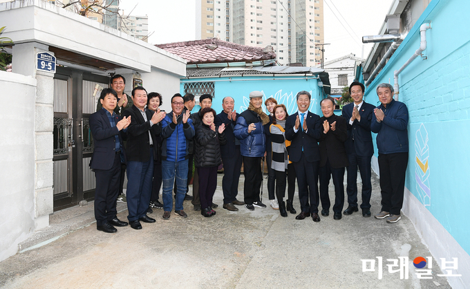 광주 서구가 양3동주민자치위원회, 광주 서부경찰서와 지난 27일 양3동 마을회관에서 “양3동 시간을 잇는 고샅길 조성 사업 성과보고회”를 개최했다. / 사진=서구청 제공