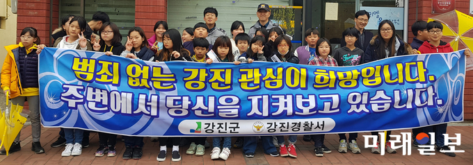 청소년아카데미 아동과 청소년지도사, 경찰관이 안심거울 설치 후 기념 촬영을 하고 있다. / 사진=강진군 제공