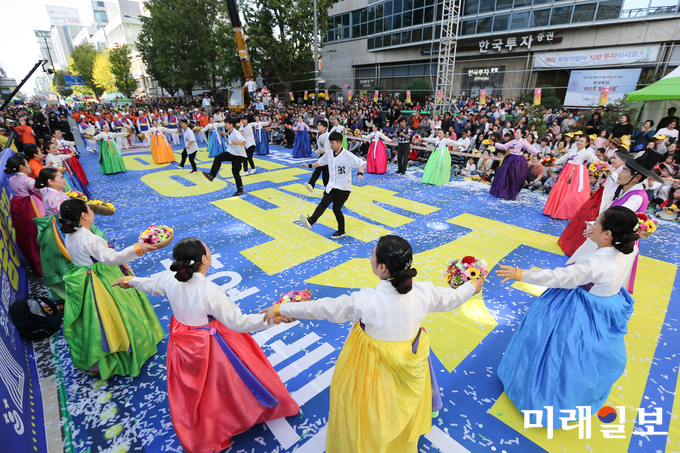 충장축제 기간중 비보이그룹 잭팍크루의 공연 모습 / 사진=동구청 제공
