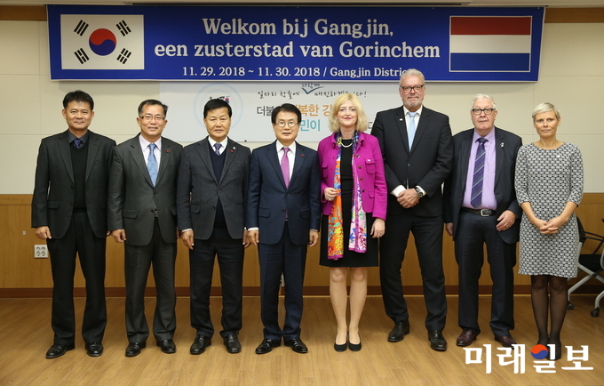 지난 29일 전라남도 강진군의 자매도시인 네덜란드 호르큼시 멜리산트 브리엔 시장을 비롯한 대표단이 강진군을 방문했다. / 사진=강진군 제공