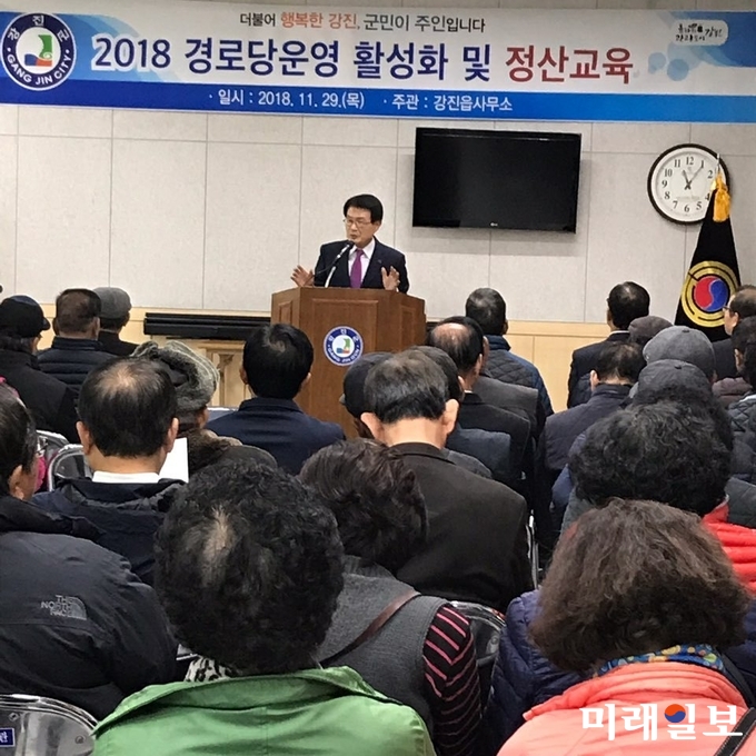 이승옥 강진군수가 지난 29일 강진읍복지관에서 경로당 활성화교육을 실시하고 있다. / 사진=강진군 제공