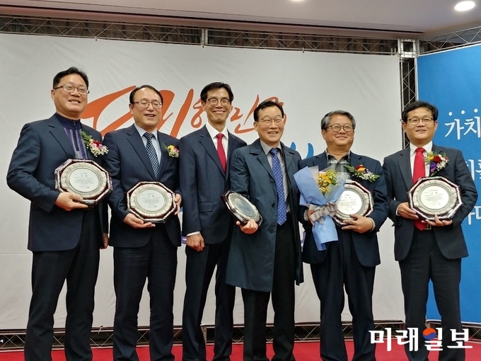전라남도가 전국 관광지 평가에서 광역지자체 ‘지역호감도’ 우수기관으로 3년 연속 선정됐다. 사진 왼쪽에서 4번째가 박우육 관광과장 / 사진=전남도 제공