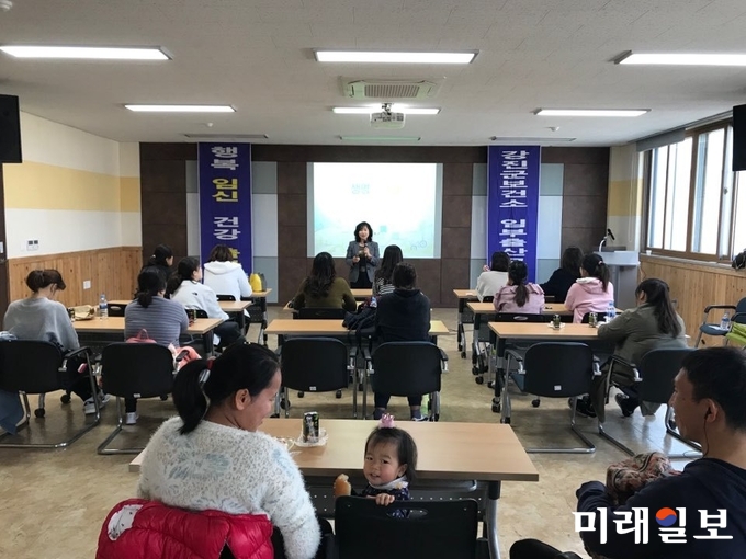 강진군보건소에서 운영하는 임부출산교실에 참석한 임신부 모습 / 사진=강진군 제공