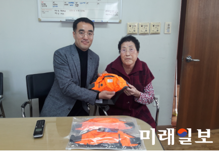 칠량소재 노인요양시설 ‘행복한 집’에서 맞춤형 홍보용품을 전달하고 있다. / 사진=강진군 제공