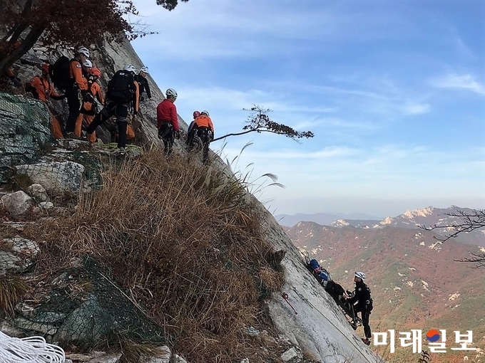 경기도북부소방재난본부가 오는 5일 경기북부지역 우수 소방안전강사를 발굴·육성하고, 소방안전교육 품질을 향상시키기 위해 소방안전강사 경진대회를 개최한다. 사진은 경기도북부소방재난본부 소방훈련 모습./사진=경기도북부소방재난본부 제공