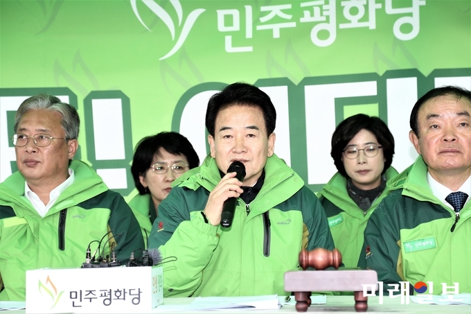 정동영 민주평화당 대표가 3일 국회 본청 앞에 설치된 천막당사에서 최고위원회 모두발언을 하고 있다. 앞줄 외쪽부터 유성엽 의원, 정 대표, 장병완 원내대표./사진=김정현 기자