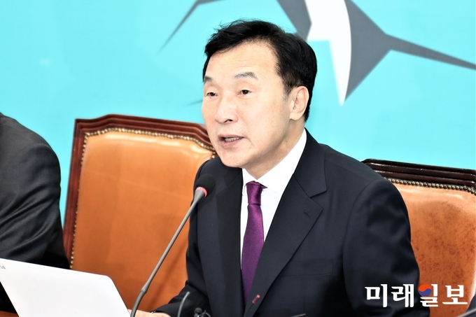 손학규 바른미래당 대표가 3일 오전 국회에서 열린 최고위원회의에서 모두발언을 하고 있다./사진=김정현 기자